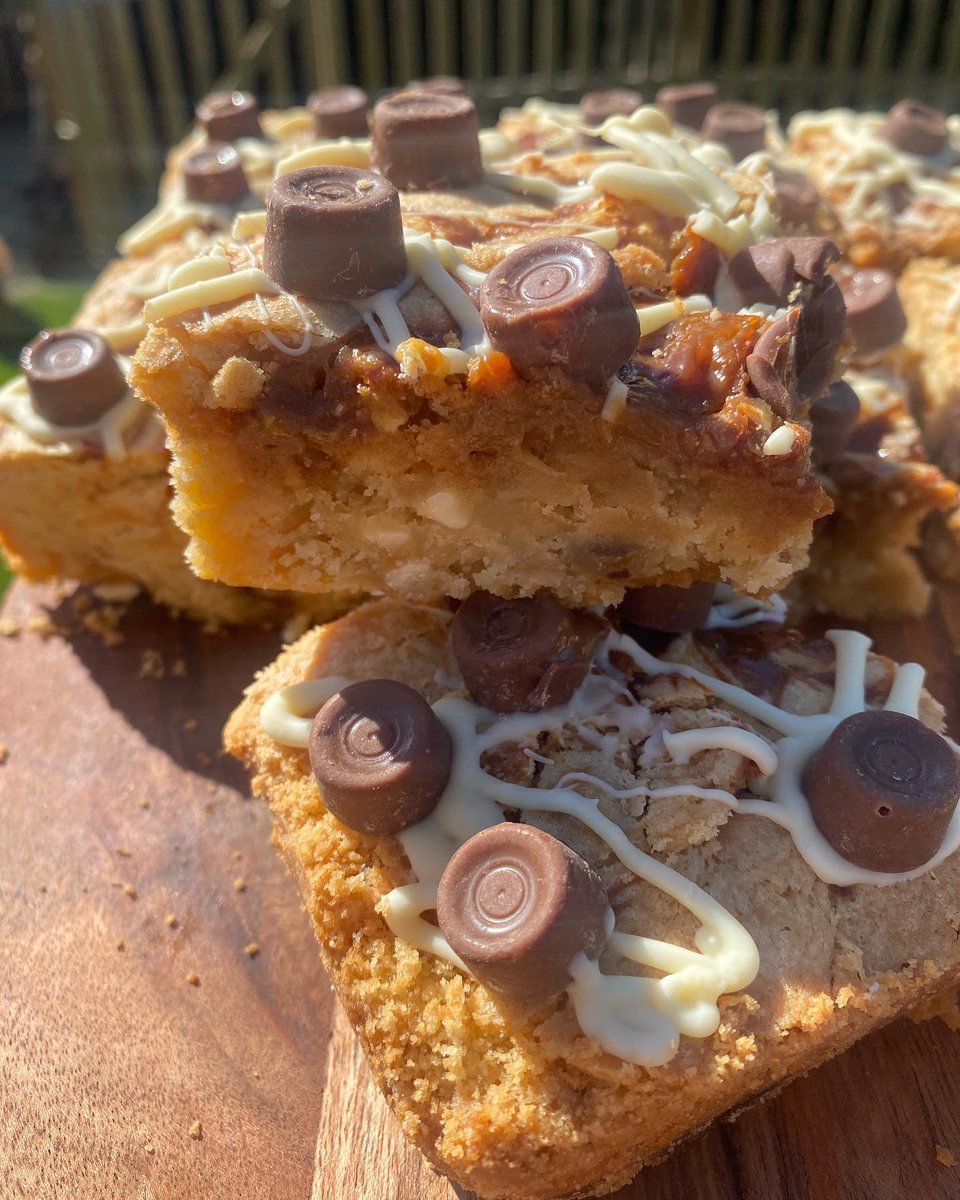 saddleworthbake's tweet photo. Happy Saturday! Gluten free Rolo Blondies😋 #happysaturday #glutenfreeroloblondies #blondies #glutenfree #gf #gfbaking #delicious #saddleworth #oldham #baking https://t.co/CYxX9gErni