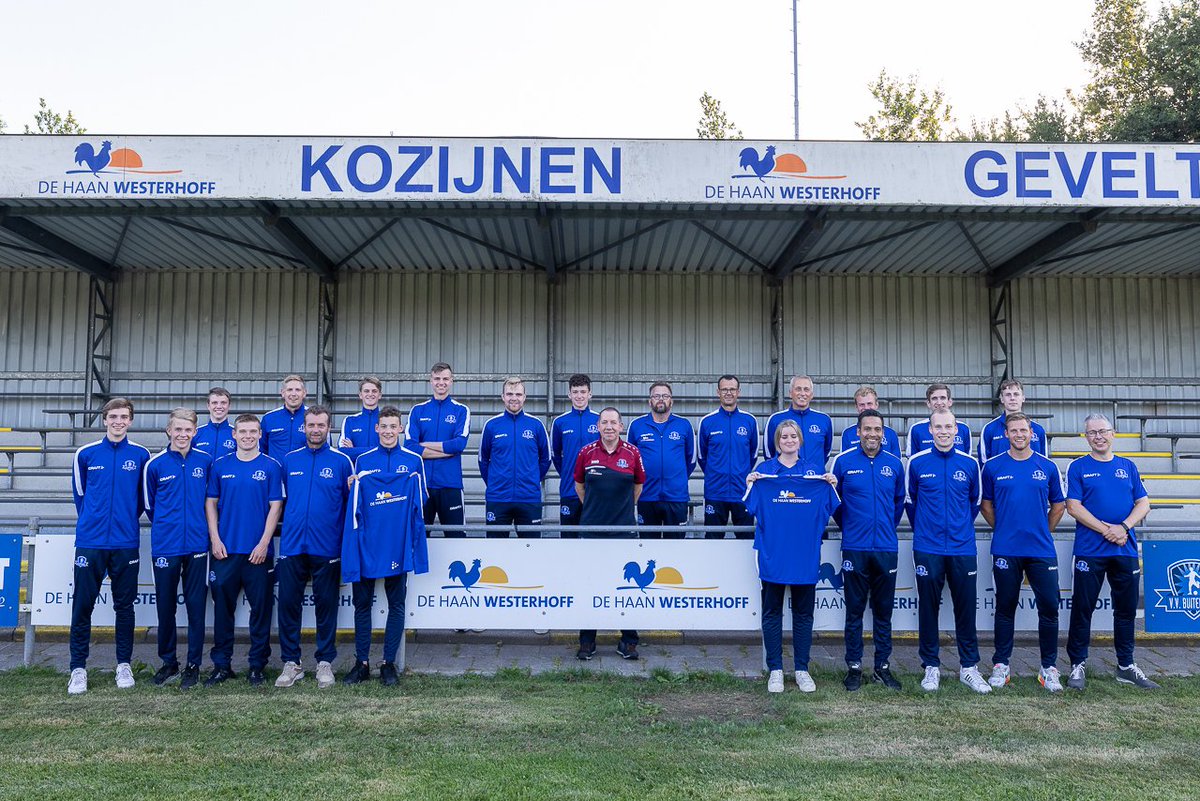 vvBuitenpost's tweet photo. Al onze jeugdtrainers zijn in het nieuw gezet. Dit is mogelijk gemaakt door hoofdsponsor De Haan Westerhoff. Daarnaast investeert het bedrijf in binnen- en buitenzonwering in de kwaliteit van de jeugdtrainers. We zijn blij met deze financiële boost! 👏
▶️ https://t.co/ksTiukhhhz https://t.co/fNH9JAHWfd