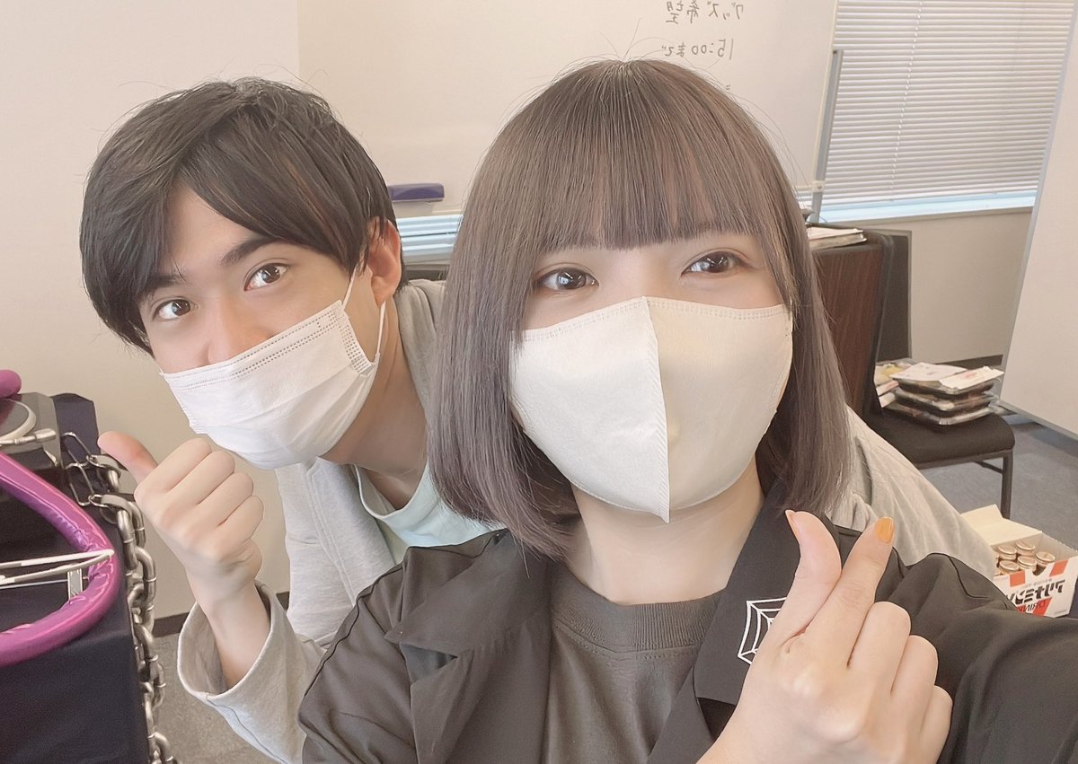 ちいかわ「3年前の札幌と同じ構図で撮っていただいたちいかわ仲間の柴田さんと、今日完全に控え」|まるこ♢ゆきりぃやまる👵🍖のイラスト