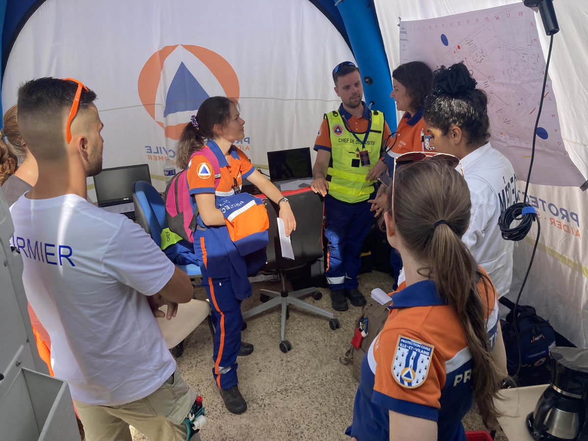 ProtecCivile35's tweet photo. Depuis vendredi, les équipes secouristes de la @ProtecCivile35 assure le dispositif de secours de grande envergure sur le @FstvlRoiArthur à Bréal-sous-Montfort #roiart22 #illeetvilaine https://t.co/HRCOLaFXjF