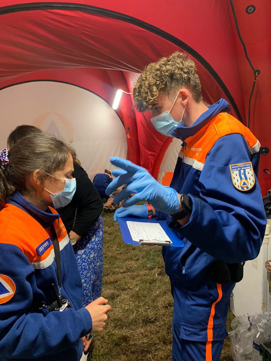 ProtecCivile35's tweet photo. Depuis vendredi, les équipes secouristes de la @ProtecCivile35 assure le dispositif de secours de grande envergure sur le @FstvlRoiArthur à Bréal-sous-Montfort #roiart22 #illeetvilaine https://t.co/HRCOLaFXjF