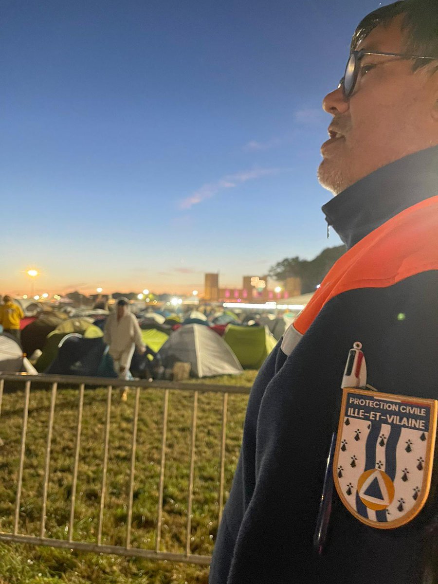 ProtecCivile35's tweet photo. Depuis vendredi, les équipes secouristes de la @ProtecCivile35 assure le dispositif de secours de grande envergure sur le @FstvlRoiArthur à Bréal-sous-Montfort #roiart22 #illeetvilaine https://t.co/HRCOLaFXjF