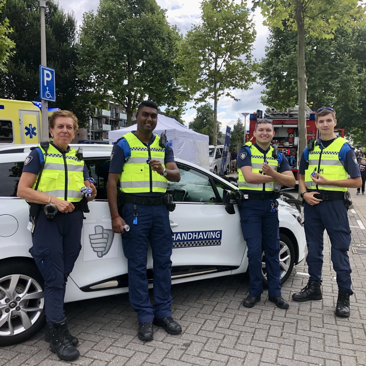 gemeentehia's tweet photo. Sfeerimpressie Plein met Hulpdiensten, met onder andere @BrandweerHIA, @Handhavinghia, @Politie, @ravzhz, @ReanimatieDordt.

#ZPD22 #Zomerparkdag #WelkomTerug! https://t.co/OnDTnQNAAy