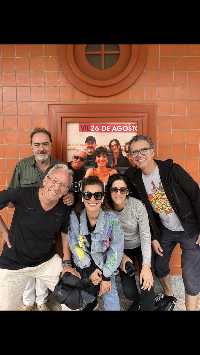 Regalo mutuo anoche en Navia, nos cantaron….. les cantamos….. o sea, todos encantados. Gracias. Puxa Asturias!!!!