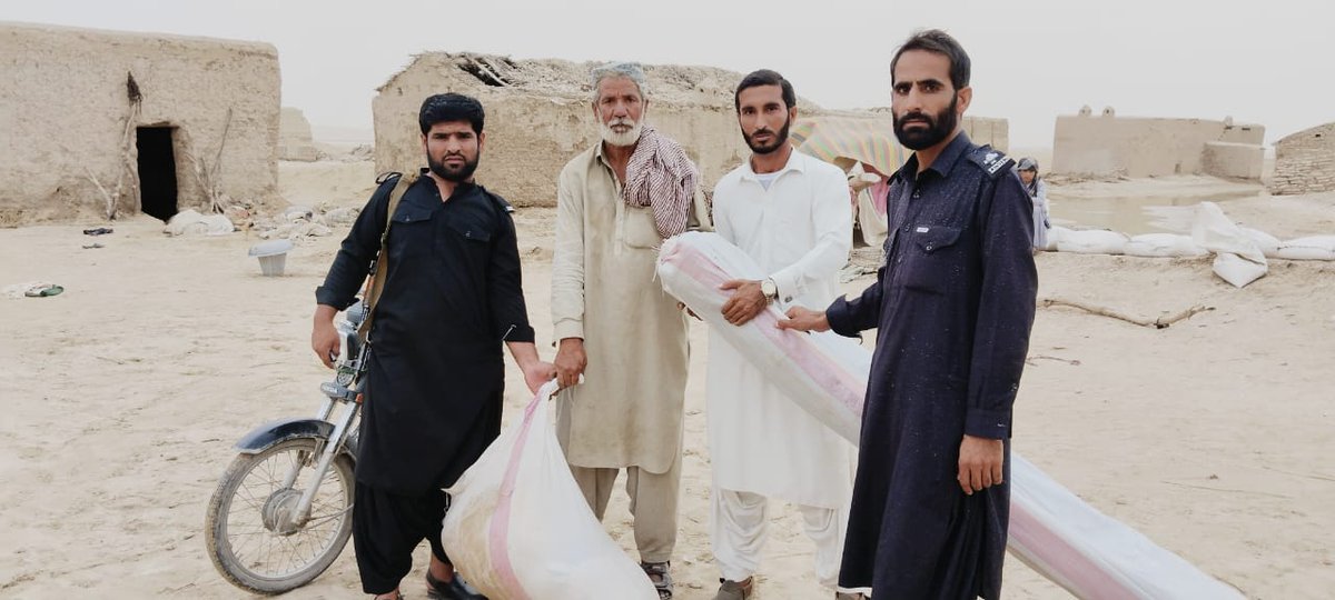 IlyasSartajM's tweet photo. لیویز فورس خاران کے جوانوں نے راستہ نہ ہونے کی وجہ کئی کلومیٹر پیدل چل کر سیلاب متاثرین کی مدد کو پہنچ گئے اور ان میں خیمے ،راشن اور دیگر اشیاء تقسیم کیا ۔
@LeviesHq @MeerLangau @DgLevies @HamidMirPAK @ZahoorBuledi https://t.co/xk11e27sCI