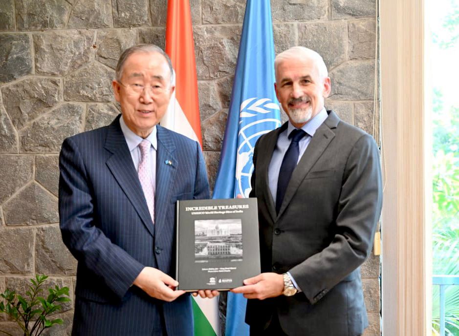 UNinIndia's tweet photo. "Even now, I tell the Indian people that half of my heart belongs in their country" - Former UN Secretary-General, Ban Ki-moon in his autobiography.

#TeamUNIndia was honoured to host the former #UNSG for an inspirational discussion at #UNHouse during his visit to India 🇮🇳🇺🇳 https://t.co/FcJ8pemjka