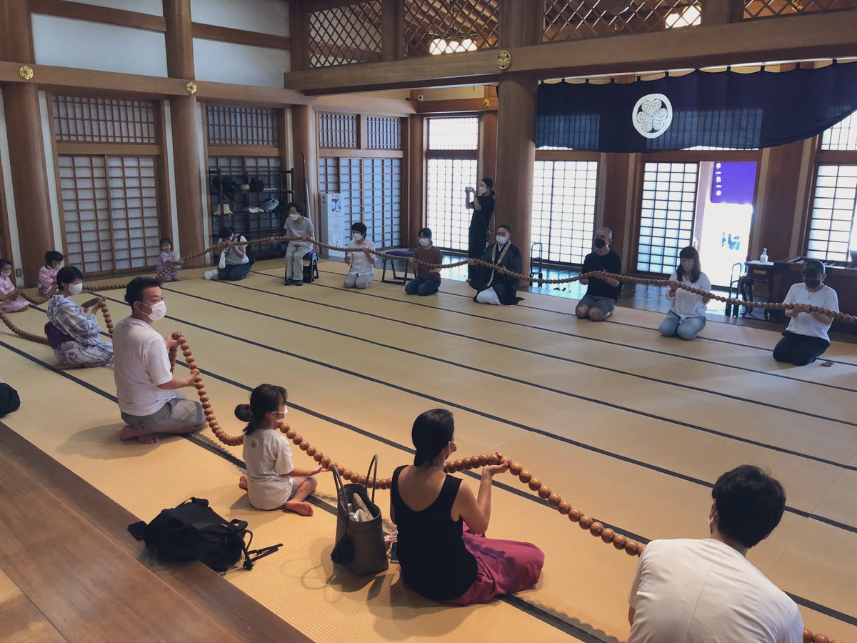 denzuinn's tweet photo. 実は先ほどの動画「大念珠」ではありません。「中念珠」です。
中念珠で数珠繰りとお念仏に慣れていだだき、最後は大念珠繰りを行いました。
夏の最後の傳通院。良い思い出が出来たのならば幸いです。 https://t.co/6VUZH0iDoK