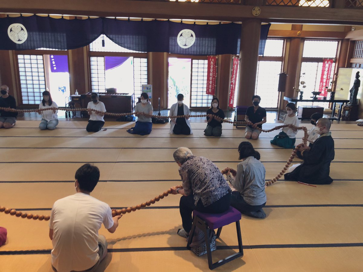 denzuinn's tweet photo. 実は先ほどの動画「大念珠」ではありません。「中念珠」です。
中念珠で数珠繰りとお念仏に慣れていだだき、最後は大念珠繰りを行いました。
夏の最後の傳通院。良い思い出が出来たのならば幸いです。 https://t.co/6VUZH0iDoK