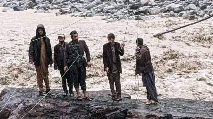 AlamWander's tweet photo. کیسا دردناک منظر ہے پانچ لوگ مسلسل چار گھنٹے سے اپنی موت کے سامنے بے بس کسی مدد کے منتظر رہے اور آخر کار زندگی کی جنگ ہار گئے.....💔

ہم لوگ تیرے کن کا بھرم رکھنے آئے ہیں..
پروردگار ، یار ! ہمارا خیال کر 💔
#flood https://t.co/xG3lYpTDwa