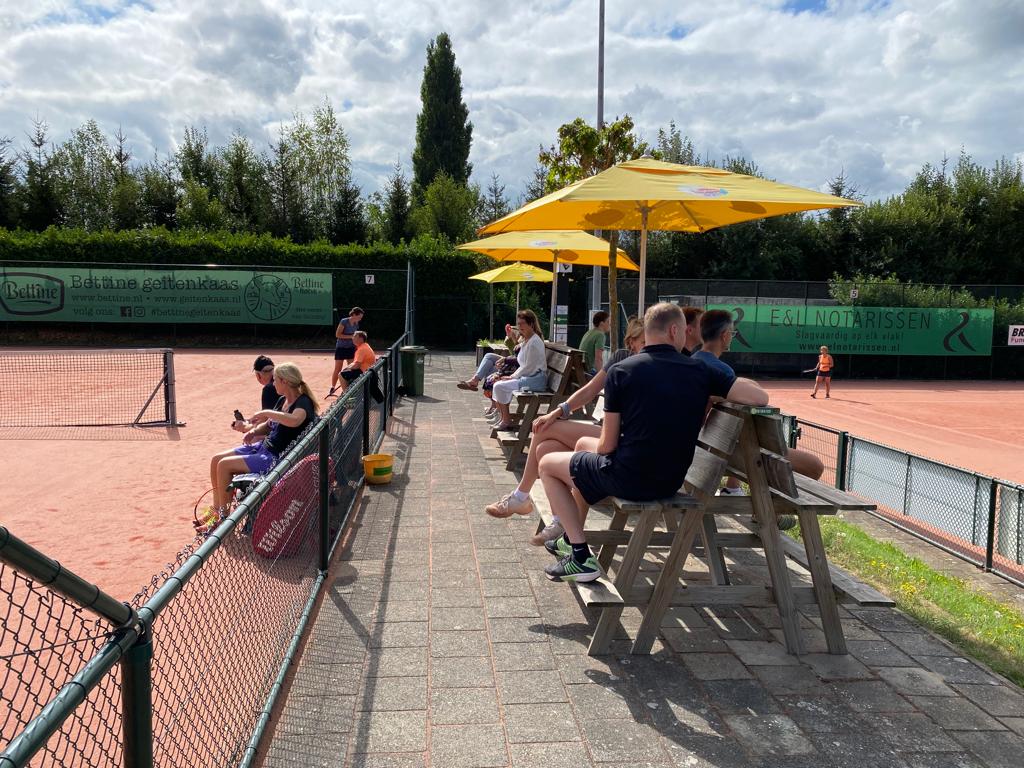 brubaopen's tweet photo. Halve finales vandaag. Lekker zonnetje, drankje op het terras, mooie zaterdag! https://t.co/HLKLJJP5CY