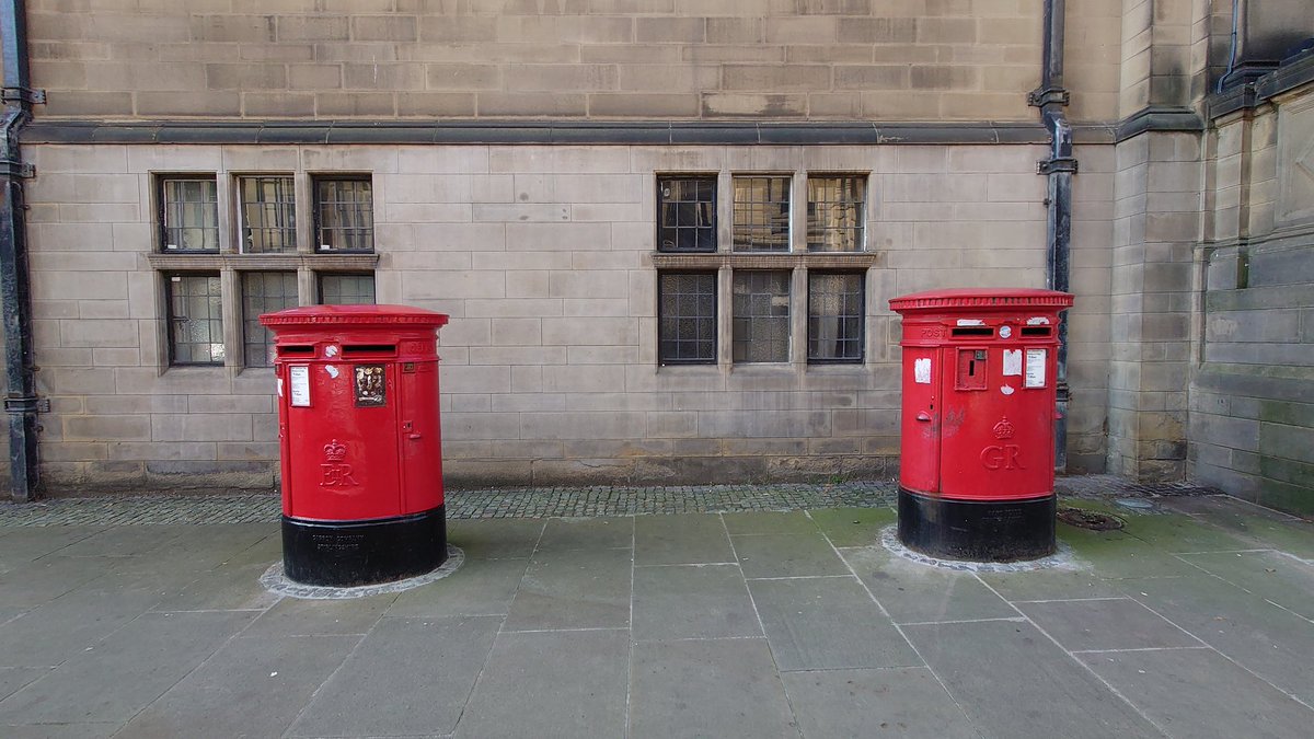 A double George and a double Lizzie #postboxsaturday #Sheffield Town Hall