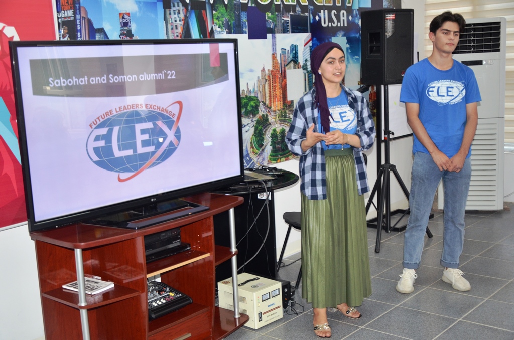 ASBokhtar's tweet photo. 🗽Presentation on "All about the FLEX program" by FLEX alumni 2021-2022, Sabohat Abdulloeva and Somon Alimzoda.👨‍🎓

📌Participants received information about the application form, USA high Schools, students, the FLEX process, etc.👈🇺🇸

#FLEXprogram @FLEXTajikistan https://t.co/FV2Jaakryx
