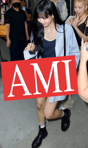 Zoinpotts's tweet photo. blackpink lisa and rose go to the studio to rehearse for the MTV VMAS in New York City #BLACKPINK #lisa #rose https://t.co/kqAOAtKHJO