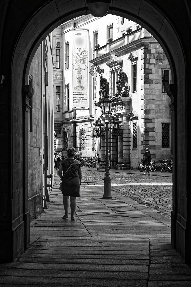 bernard_noffels's tweet photo. Walking in Dredsen - Germany. #georgbernoff #blackandwhite #bnwphotography #streetphotography #photography #documentaryphotography #humanityinmotion #artphotography #europetravel #canonphotography #raw_bnw https://t.co/RQYNSnlVx3