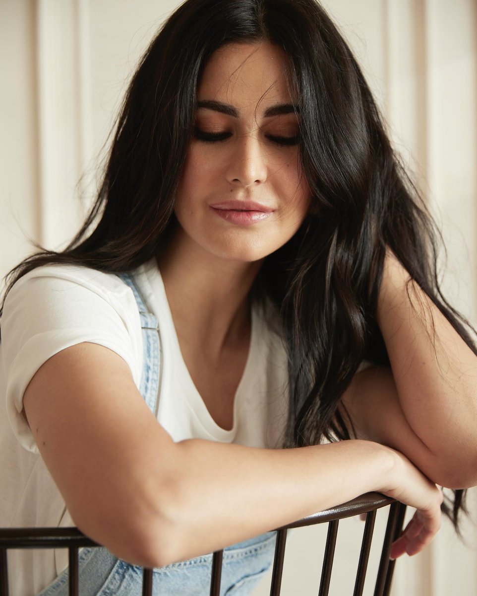 UiTV_Connect's tweet photo. Katrina Kaif captivating us all๐
#Kaybeauty #KaybyKatrina #ItsKaytobeyou #VickyKaushal #Vickat #Bollywood #Victrina #Vickatwedding #instagram #trending #IsabelleKaif #SunnyKaushal #Dance #Art #Talent #HindiCinema #Glamour #KK #Cosmetics #Beauty #Phonebhoot #Jeelezaraa #Tiger3 https://t.co/UeVJwJb67U