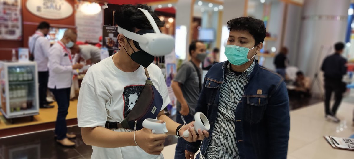 EmYiKay's tweet photo. Hari ke-4 GADAS di #SurabayaGreatExpo 2022!
Hari ini kita lagi showcase A Space for The Unbound dan Ultra Space Battle Brawl dari Mojiken Studio, Burst Fighter dari Magesoft, dan juga VR showcase dari GADAS!
#GADAS #Surabaya #gamedev #VR #USBB https://t.co/nTn5pyEWFi