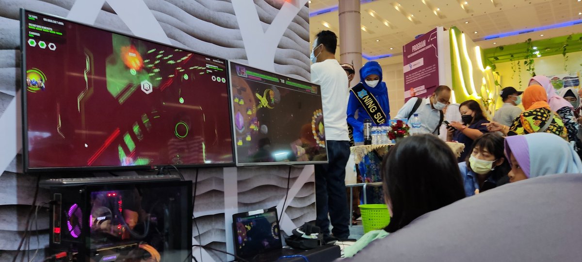 EmYiKay's tweet photo. Hari ke-4 GADAS di #SurabayaGreatExpo 2022!
Hari ini kita lagi showcase A Space for The Unbound dan Ultra Space Battle Brawl dari Mojiken Studio, Burst Fighter dari Magesoft, dan juga VR showcase dari GADAS!
#GADAS #Surabaya #gamedev #VR #USBB https://t.co/nTn5pyEWFi