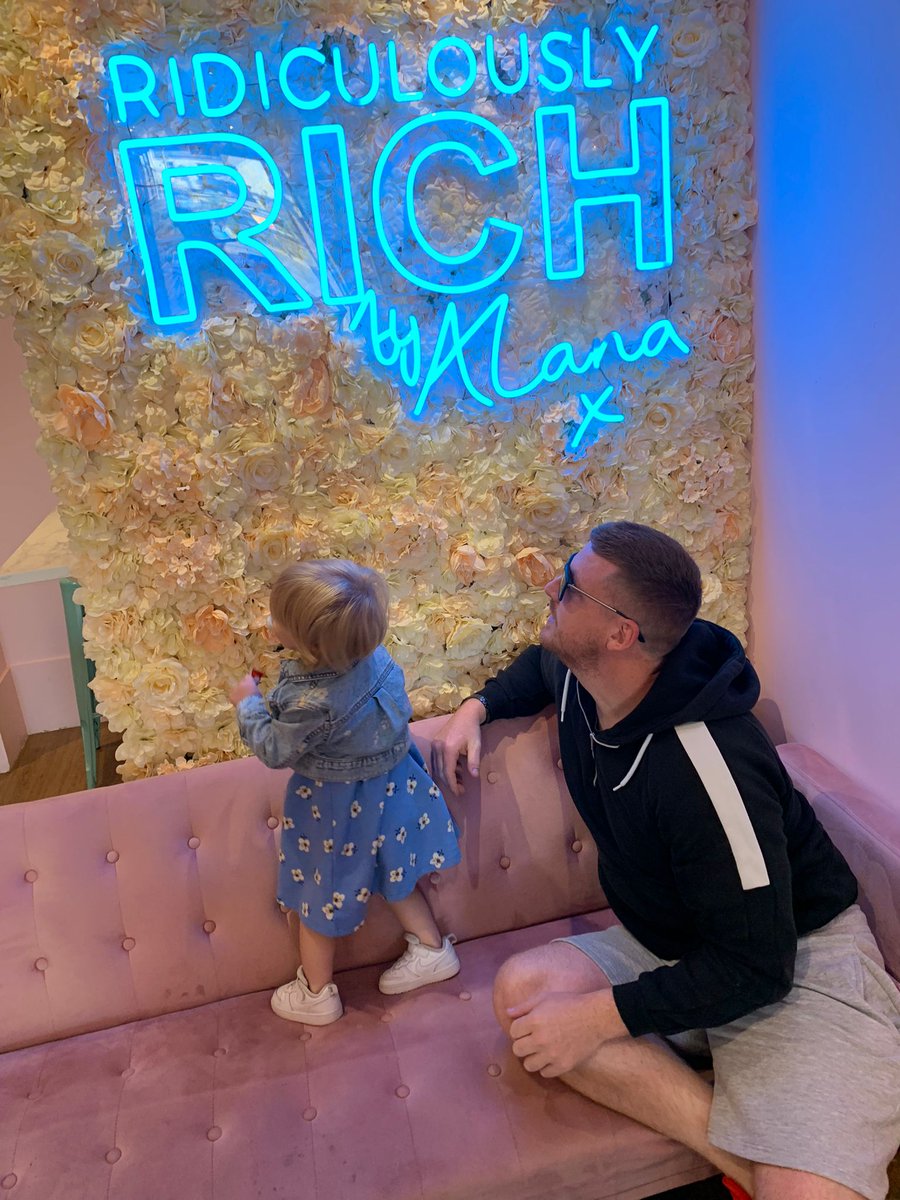 Stop no.1 on the tour 🏴󠁧󠁢󠁷󠁬󠁳󠁿 🍩🍪☕ <a href="/Alana_Spencer_/">RidiculouslyRichbyAlana</a>