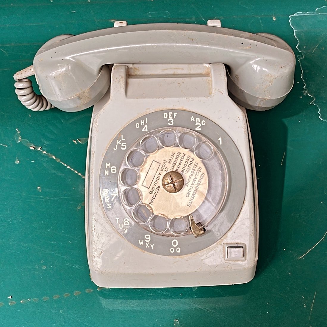 Teliwel's tweet photo. Tell me how old you are by telling me if you used this phone or not #OldSchool https://t.co/feFOG1Mmop