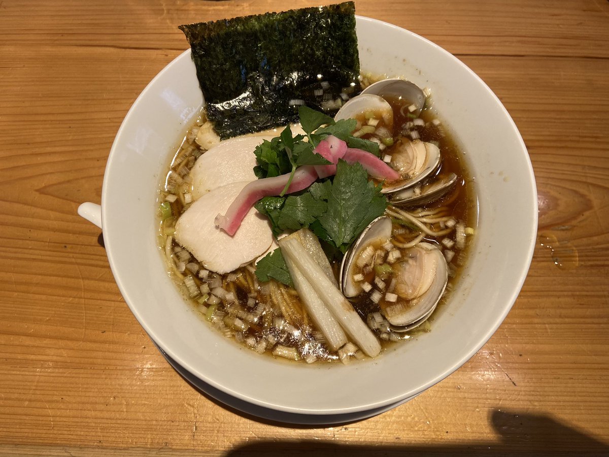 nabonayo2's tweet photo. ラーメン探訪『Ginza Noodles むぎとオリーブ』東銀座
鶏・煮干・蛤のトリプルSOBA

実は初訪🔰
鶏の主張が強く蛤が下支えする出汁､濃い目の醤油と厚め目の鶏油が後を引く🤣👌鶏チャに山芋､蒲鉾などトピ多彩👍メインの蛤の身は絶品💯💯棣鄂特製ツルパツ麺も流石🈵🌈納得の逸杯､ご馳走様でした🍜🙏🙇‍♀️ https://t.co/cx8t0EhcPT
