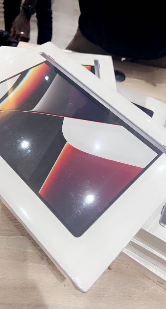 paraycomputers's tweet photo. 10-Core CPU 32-Core GPU 32GB Unified Memory 1TB SSD Storage¹
16-core Neural Engine
16-inch Liquid Retina XDR display
Three Thunderbolt 4 ports, HDMI port, SDXC card slot, MagSafe 3 port
Magic Keyboard with Touch ID
Force Touch trackpad
140W USB-C Power Adapter

28999GH https://t.co/Tjpca4EuUO