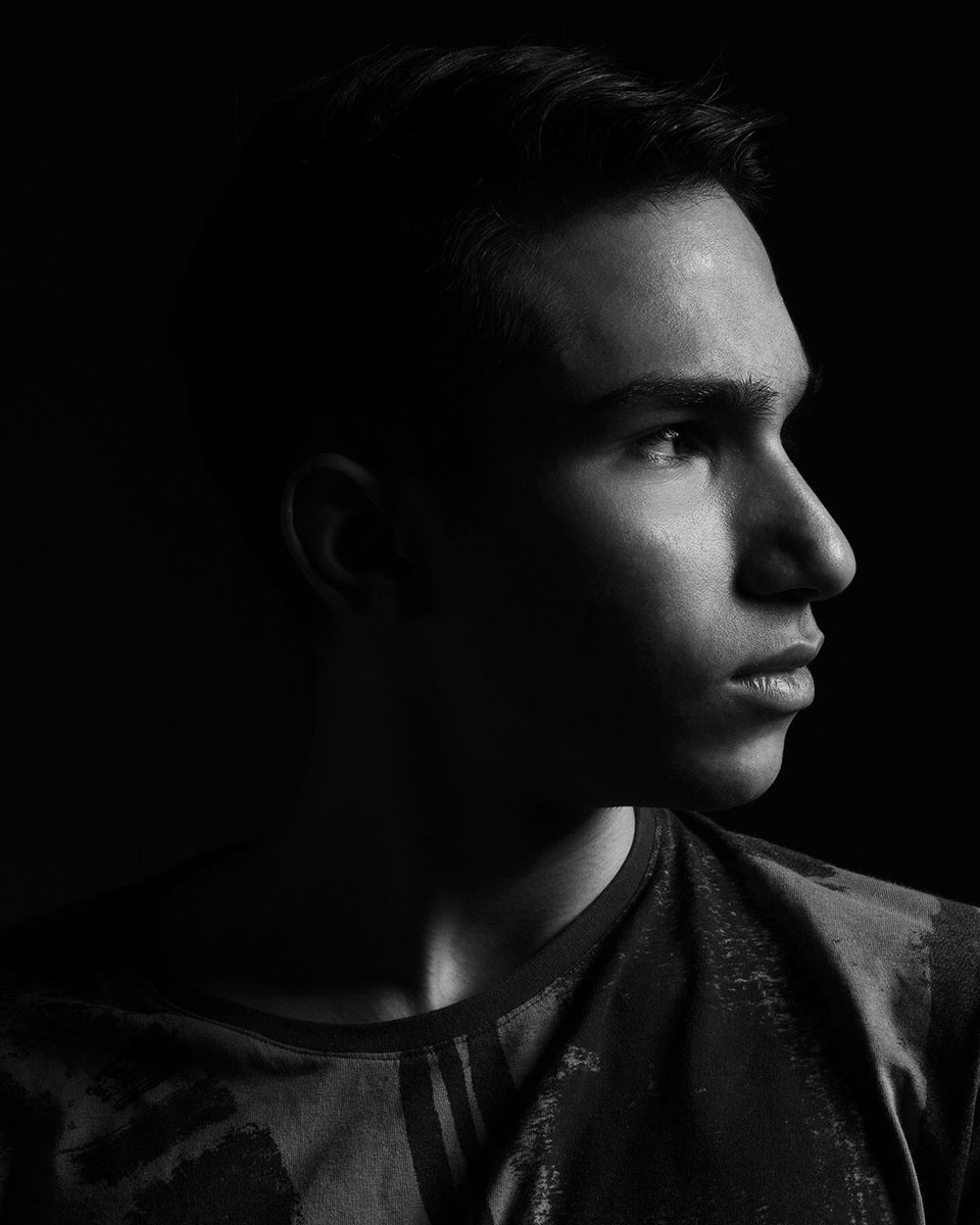 rezmonddd's tweet photo. •Black &amp; White https://t.co/8jNDKkKJkL