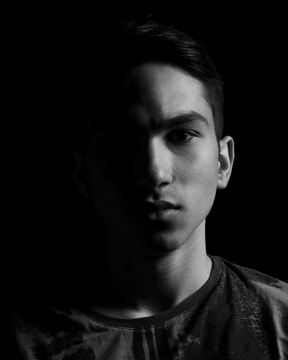 rezmonddd's tweet photo. •Black &amp; White https://t.co/8jNDKkKJkL