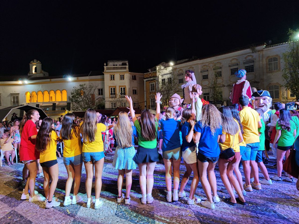 💬 "Així és com fem acció exterior de veritat, quan la fem junts de la mà", afirma <a href="/_VictoriaAlsina/">Victòria Alsina Burgués</a>. En l'acte inaugural de l'Aplec internacional d'<a href="/Adifolk_oficial/">Adifolk</a>, la consellera d'<a href="/exteriorscat/">Unió Europea i Acció Exterior</a> agraeix la implicació de les més de 700 persones que s'han desplaçat fins a Elvas🇵🇹