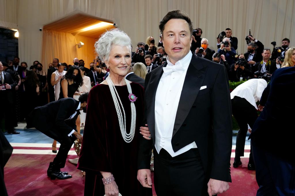 Elon Musk's mother Maye Musk sleeps in 'garage' when visiting him in Texas trib.al/4JbsI4X