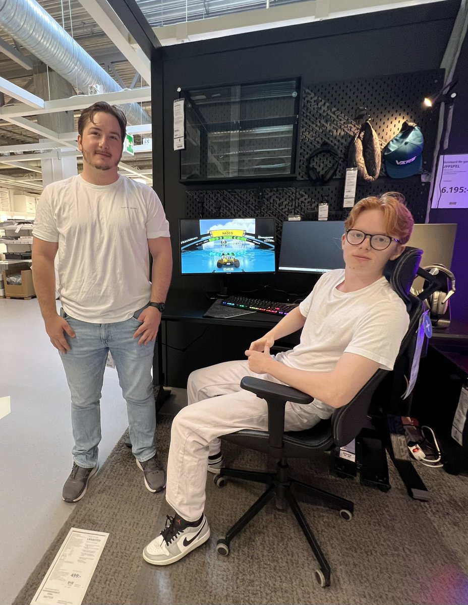 Här hänger vi på IKEA Barkaby på e-sportens dag med <a href="/PALM1xD/">Alex Palm</a> och <a href="/MalcomCSGO/">Malcom</a> 🤩 Kom hit och utmana oss i TrackMania o du kan vinna en dator!! Och snacka föreningaliv, föräldraskap o gaming med för den delen. 😊
<a href="/svenskesport/">Svenska E-sportförbundet</a>