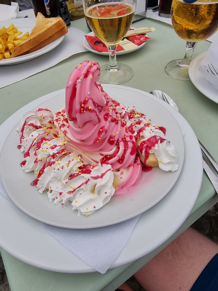 Ich verlasse diese Insel nicht ohne ein Softeis-Bananensplitt gegessen zu haben. #madeira #portomuniz