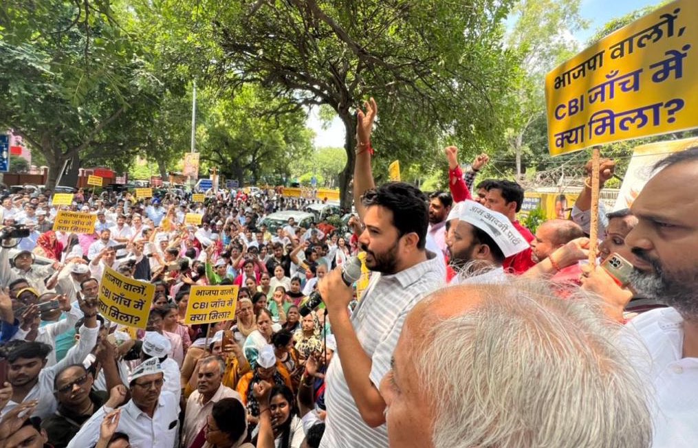 deepakahuja_aap's tweet photo. आज @ipathak25 जी के नेतृत्व में भाजपा कार्य��लय पर AAP का प्रदर्शन,बीजेपी बताये CBI Raid में @msisodia जी के घर से क्या मिला? https://t.co/XKvKaso1lP
