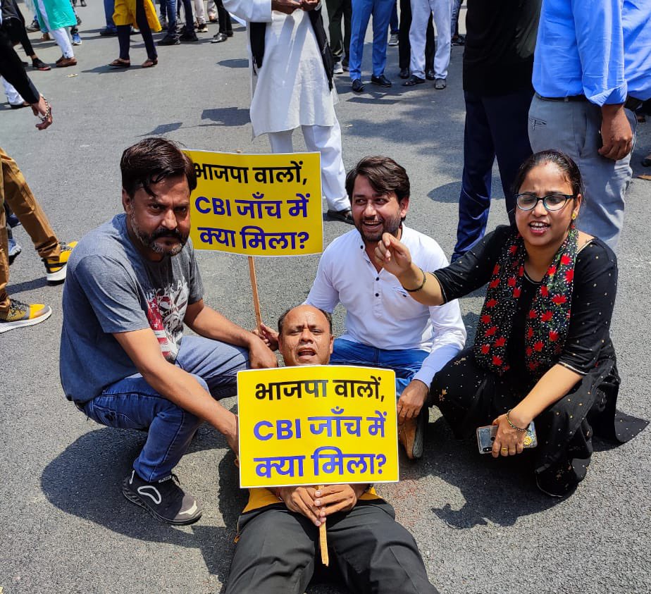deepakahuja_aap's tweet photo. आज @ipathak25 जी के नेतृत्व में भाजपा कार्य��लय पर AAP का प्रदर्शन,बीजेपी बताये CBI Raid में @msisodia जी के घर से क्या मिला? https://t.co/XKvKaso1lP