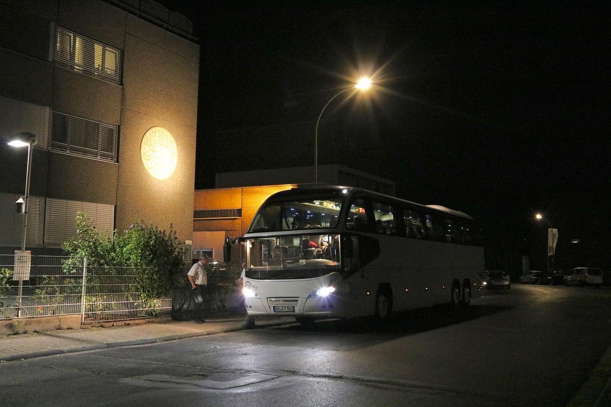 atfal_de's tweet photo. Dua und Abfahrtszeit! 
Der Bus wird beladen und ab gehts nach Lyon 🇫🇷

#AtfalTour2022 #islam #Ahmadiyya #Atfal #Tour #2022 #Reise #Trip #Deutschland #Spanien #Spiritualität https://t.co/WSUvQ19ePl