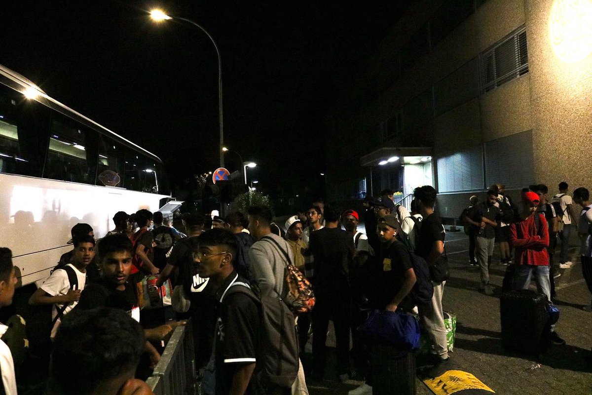 atfal_de's tweet photo. Dua und Abfahrtszeit! 
Der Bus wird beladen und ab gehts nach Lyon 🇫🇷

#AtfalTour2022 #islam #Ahmadiyya #Atfal #Tour #2022 #Reise #Trip #Deutschland #Spanien #Spiritualität https://t.co/WSUvQ19ePl