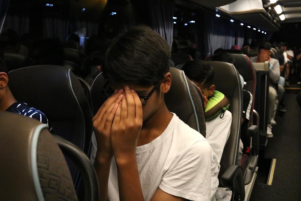atfal_de's tweet photo. Dua und Abfahrtszeit! 
Der Bus wird beladen und ab gehts nach Lyon 🇫🇷

#AtfalTour2022 #islam #Ahmadiyya #Atfal #Tour #2022 #Reise #Trip #Deutschland #Spanien #Spiritualität https://t.co/WSUvQ19ePl