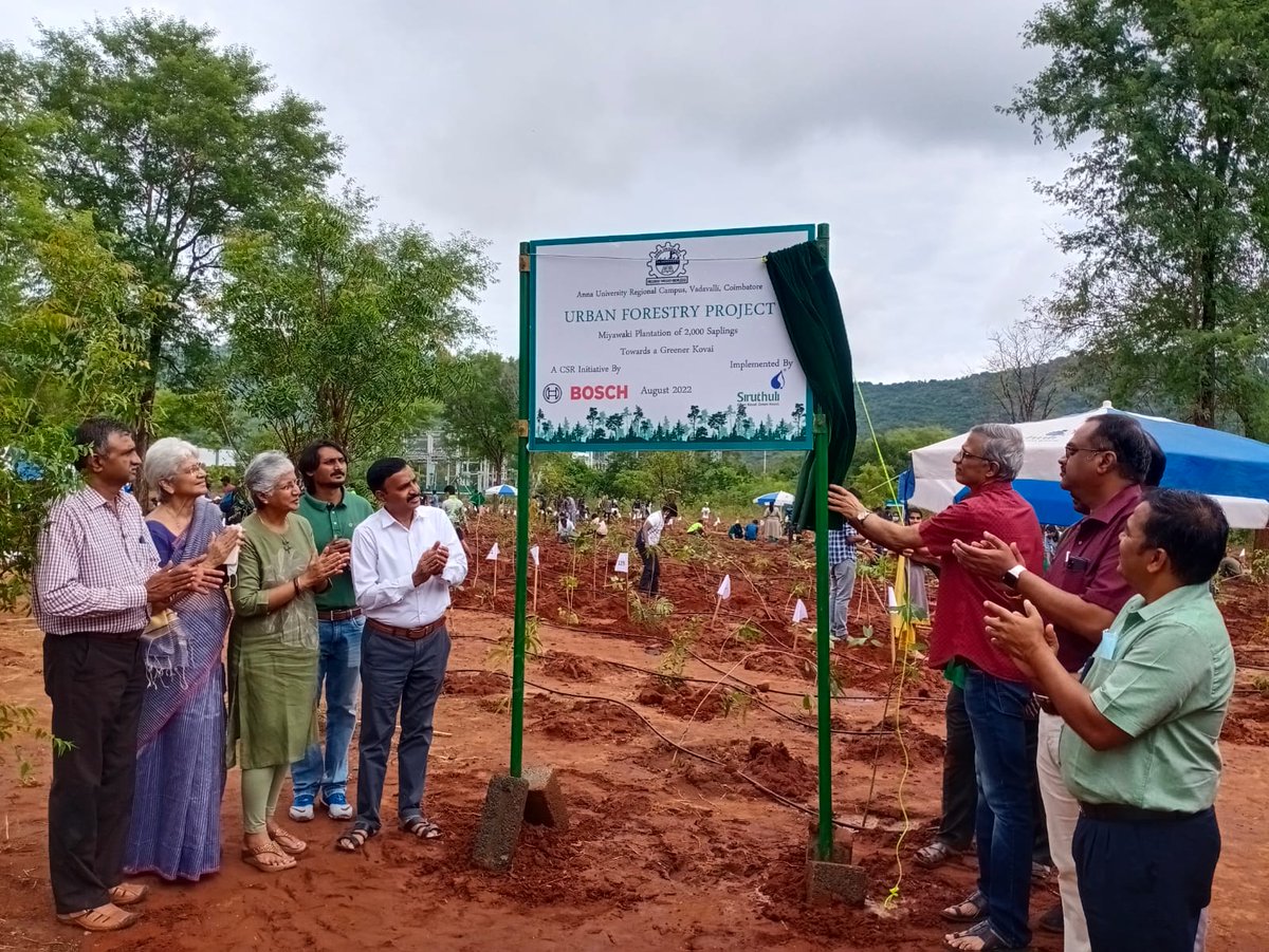 Tweetsiruthuli's tweet photo. A Miyawaki plantation drive was organised by Siruthuli along with Bosch as part of their CSR initiative to expand the lung space in Coimbatore.Over hundred Boschlers along with their family members planted 2200 saplings at Anna University. https://t.co/NmzgOSe65P