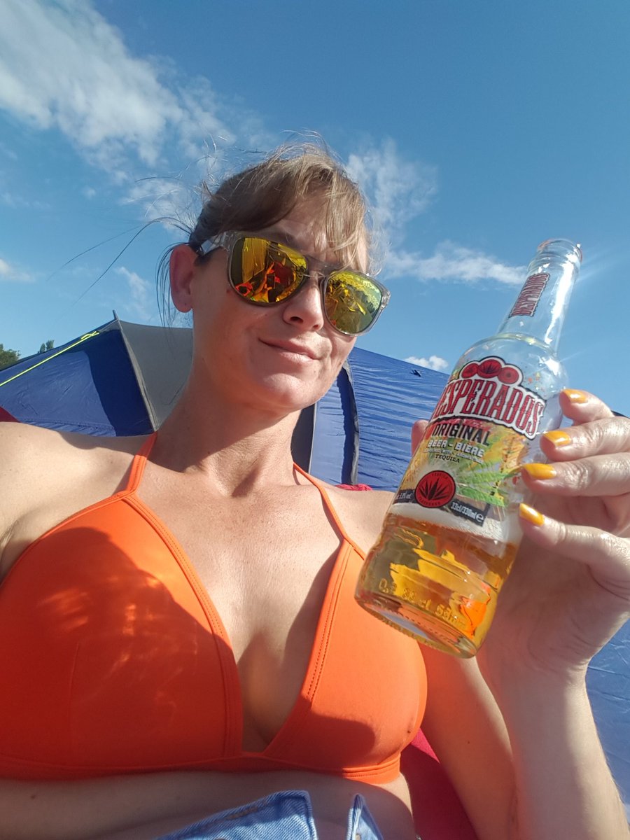 JoGough9's tweet photo. Happy birthday to me 🍺. Considering I though I'd be dead by 30 I'm 15yrs past that! What's better than being at a #biker festival on the east of Britain in the sun &amp; listening 2 #FooFighters? #HellsAngels #BullfrogBash #birthday #birthdaygirl https://t.co/H46wPlVdPC