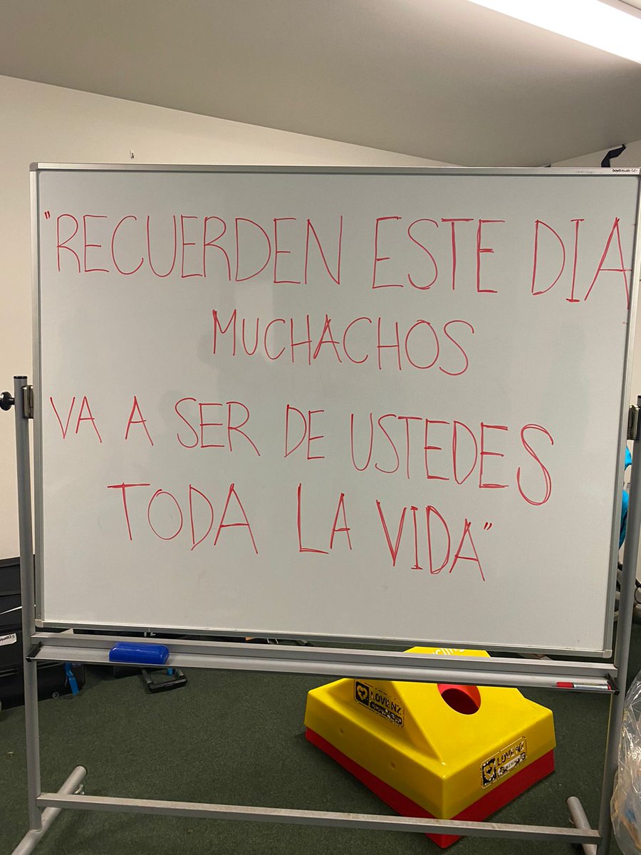 lospumas's tweet photo. "RECUERDEN ESTE DÍA MUCHACHOS. VA A SER DE USTEDES TODA LA VIDA"

#VamosLosPumas #RugbyArgentino https://t.co/YFHL2wr8y1