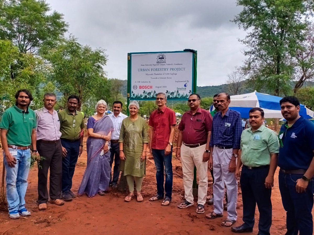 Tweetsiruthuli's tweet photo. A Miyawaki plantation drive was organised by Siruthuli along with Bosch as part of their CSR initiative to expand the lung space in Coimbatore.Over hundred Boschlers along with their family members planted 2200 saplings at Anna University. https://t.co/NmzgOSe65P