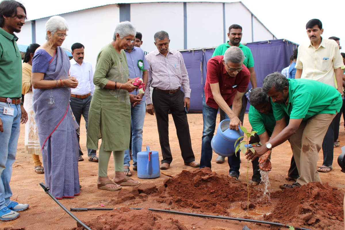 Tweetsiruthuli's tweet photo. A Miyawaki plantation drive was organised by Siruthuli along with Bosch as part of their CSR initiative to expand the lung space in Coimbatore.Over hundred Boschlers along with their family members planted 2200 saplings at Anna University. https://t.co/NmzgOSe65P