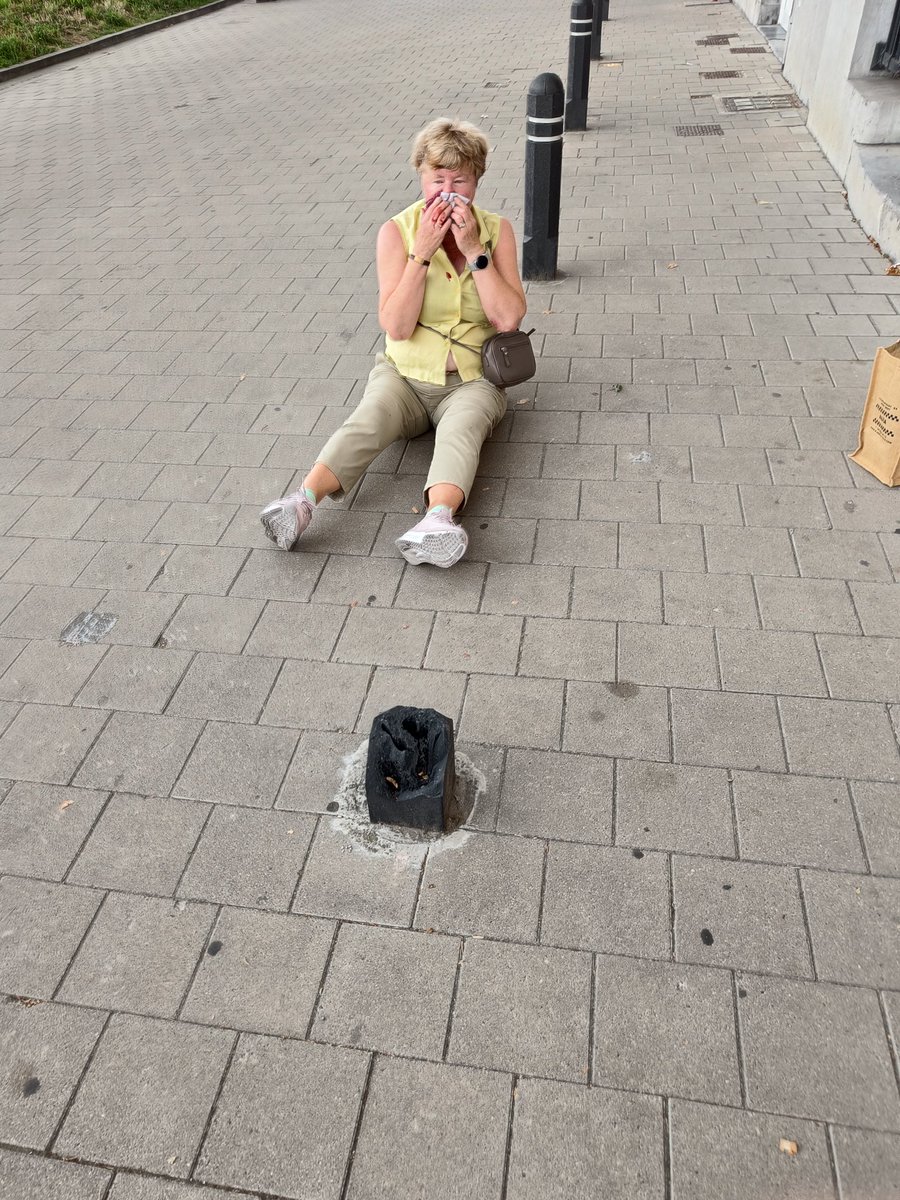 BobLaprudence's tweet photo. In Gent kent men maar één ding - fietsers. Voetgangers tellen gewoon niet mee en mogen hun benen breken. @filipwatteeuw @MathiasDeClercq @GentseFlikken @HLN_BE https://t.co/dO05pqmBuU