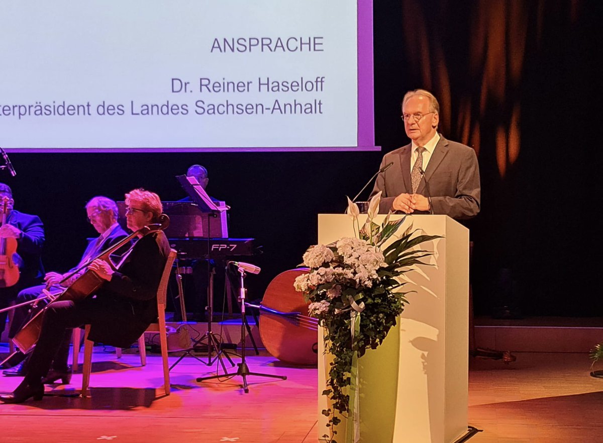 sachsenanhalt's tweet photo. 25 Jahre UNESCO-Weltkulturerbe in @lutherstadt Wittenberg. MP @reinerhaseloff würdigt: Das #Weltkulturerbe ist in ganz besonderer Weise gemeinschafts- &amp; identitätsstiftend. Für #SachsenAnhalt sei es zu einem wichtigen Markenzeichen geworden. (1/4) https://t.co/hmLp3KIiXe