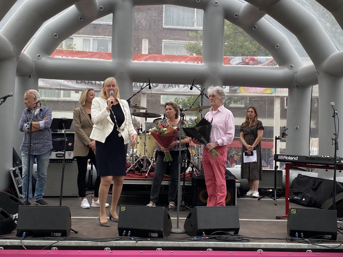 jacqco's tweet photo. Opening cultureel zomerfestival door weth ⁦@astrid_eekelen⁩ in de Julianabaan Voorburg ⁦@Gemeente_LV⁩ met dank aan aan Smit en Monique Suijten. https://t.co/zDZu5qKifK