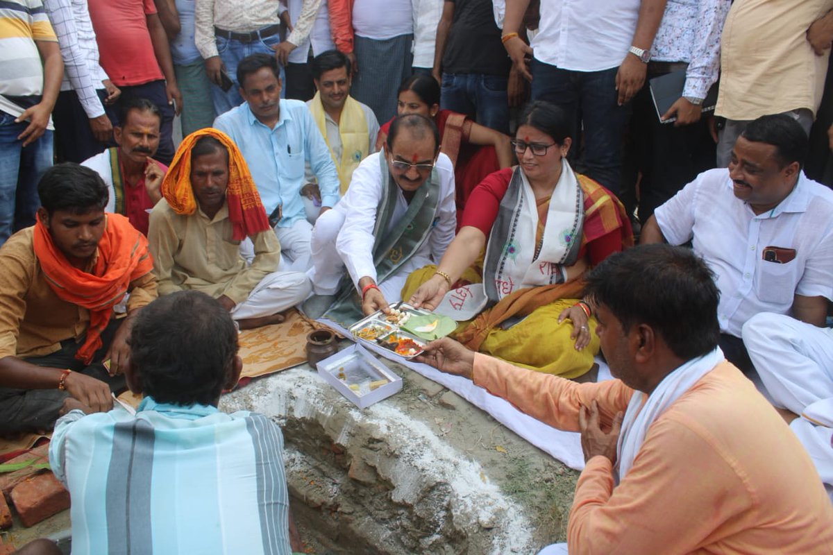 rekhavermabjp's tweet photo. संसदीय क्षेत्र धौरहरा की विधानसभा धौरहरा की ग्राम पंचायत बरारी में क्षेत्रीय विधायक श्री विनोद शंकर अवस्थी जी के साथ हॉट बाजार का शिलान्यास और भूमि पूजन किया। @BJP4India की मोदीजी और योगी जी की सरकार ग्रामीण विकास हेतु कृत संकल्पित होकर कार्य कर रही है। #RekhaArunVerma https://t.co/ZtxwMBVGbw
