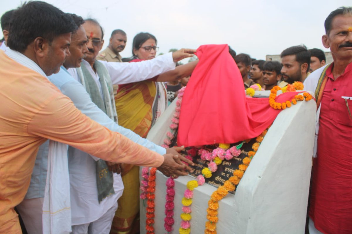 rekhavermabjp's tweet photo. संसदीय क्षेत्र धौरहरा की विधानसभा धौरहरा की ग्राम पंचायत बरारी में क्षेत्रीय विधायक श्री विनोद शंकर अवस्थी जी के साथ हॉट बाजार का शिलान्यास और भूमि पूजन किया। @BJP4India की मोदीजी और योगी जी की सरकार ग्रामीण विकास हेतु कृत संकल्पित होकर कार्य कर रही है। #RekhaArunVerma https://t.co/ZtxwMBVGbw