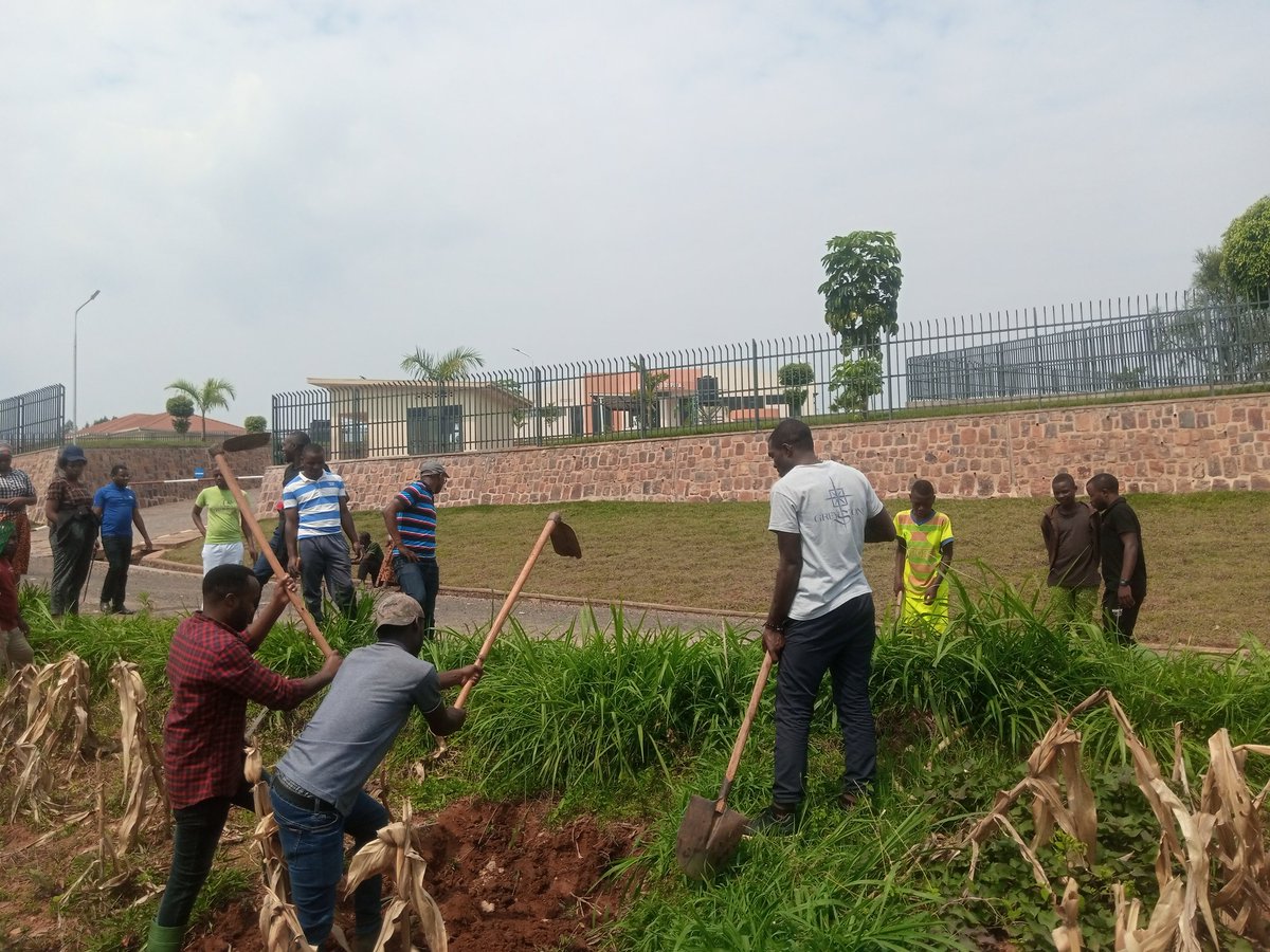 GatondeHospital's tweet photo. Kimwe n'abandi banyarrwanda, none ku wa 27/8/2022 abakozi ba @GatondeHospital bitabiriye umuganda rusange basukura ibitaro n'ahabikikije.
Nyuma ya wo baganiriye ku bikorwa by’isuku  mu bitaro, mu ngo ndetse banagaruka  ku mitangire ya serivisi.@RwandaLocalGov  @RwandaHealth . https://t.co/7ZIWB1gyeV