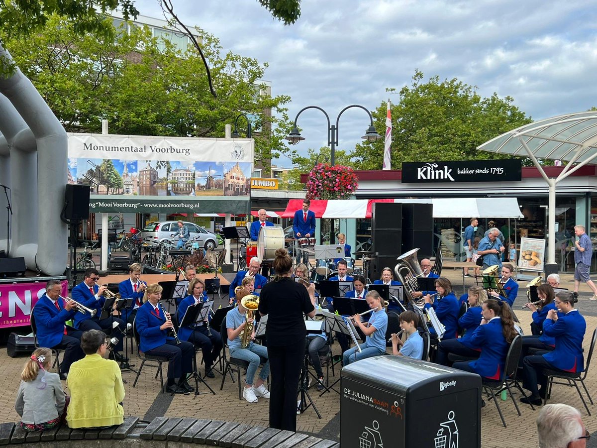 jacqco's tweet photo. Sfeer, muziek , cultuur, kramen, gezellige drukte, tijdens jaarlijks cultureel zomer festival in winkelcentrum ⁦@Julianabaan⁩ ⁦@Gemeente_LV⁩ https://t.co/HxhDTHdtTo