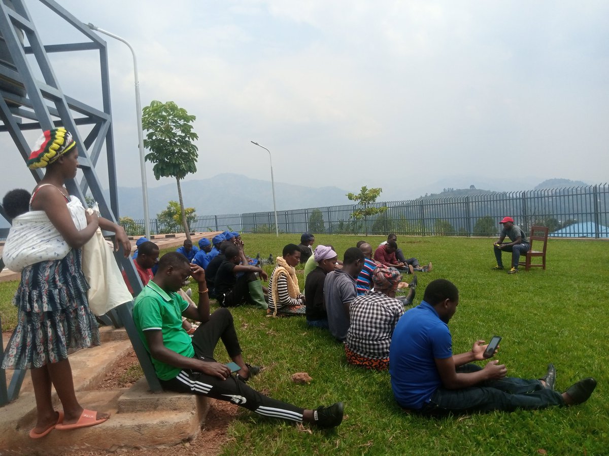 GatondeHospital's tweet photo. Kimwe n'abandi banyarrwanda, none ku wa 27/8/2022 abakozi ba @GatondeHospital bitabiriye umuganda rusange basukura ibitaro n'ahabikikije.
Nyuma ya wo baganiriye ku bikorwa by’isuku  mu bitaro, mu ngo ndetse banagaruka  ku mitangire ya serivisi.@RwandaLocalGov  @RwandaHealth . https://t.co/7ZIWB1gyeV