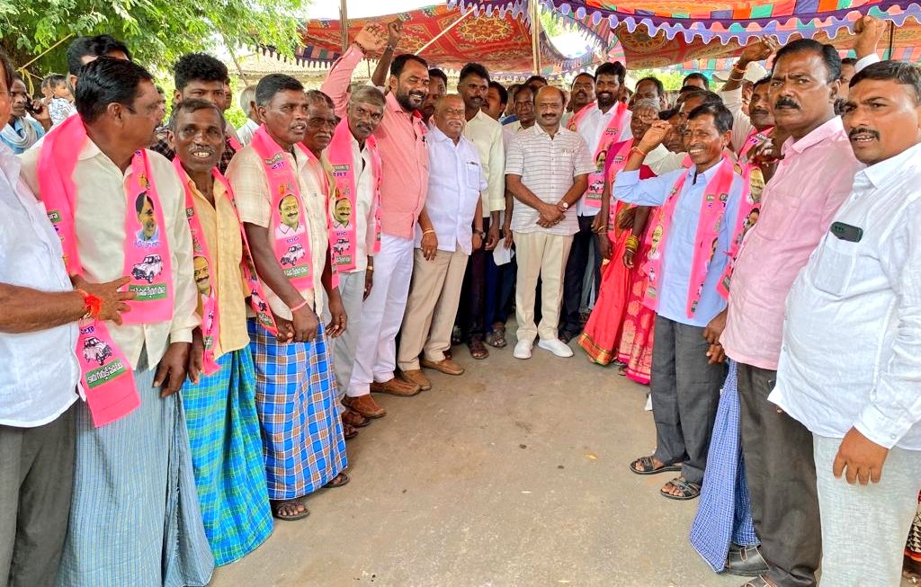 DharmareddyTRS's tweet photo. నియోజకవర్గంలోని దామెర మండలం పులుకుర్తి గ్రామానికి చెందిన కాంగ్రెస్ పార్టీ నాయకులు పలువురు తెరాసలో చేరడం జరిగింది.
@trspartyonline 
@DayakarRao2019 
@KTRTRS 
@trsharish https://t.co/pABFqad6fZ